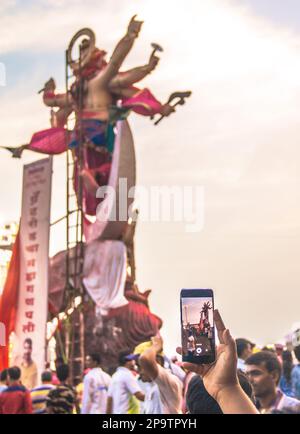 Ganapati Visarjan a Mumbai , Girgaon Chowpaty, Girgaum chowpatty Ganesh Visarjan, Ganesh Festival. Mumbai, Maharashtra, India Foto Stock