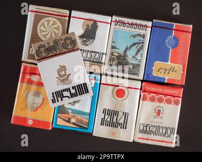 Soligorsk, Bielorussia - 3 settembre 2022: Pacchetti retrò di sigarette georgiane, focus selettivo. Produzione della fabbrica sovietica di tabacco in Georgia Foto Stock