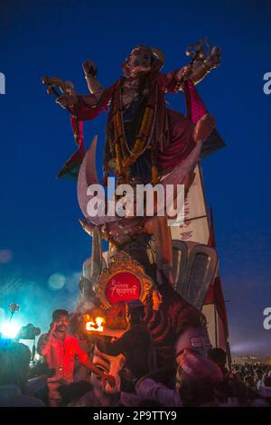 Ganapati Visarjan a Mumbai , Girgaon Chowpaty, Girgaum chowpatty Ganesh Visarjan, Ganesh Festival. Mumbai, Maharashtra, India Foto Stock