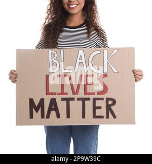 Donna afroamericana che tiene il segno con la frase Black Lives materia su sfondo bianco, primo piano. Concetto di razzismo Foto Stock