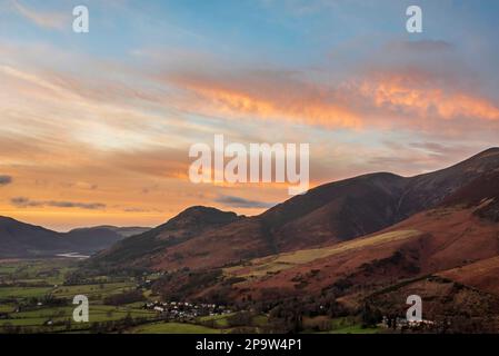 Splendido paesaggio invernale al tramonto sulla gamma Skiddaw che guarda verso il lago Bassenthwaite nel Lake District Foto Stock