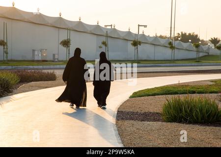 Donne che indossano hijab camminando nelle strade di Abu Dhabi Foto Stock