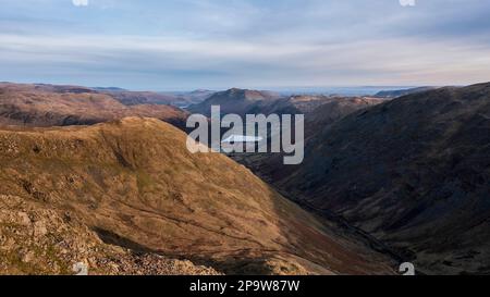 Immagine aerea del paesaggio dei droni dell'alba Vista invernale da Red Screes nel Lake District guardando verso Brothers Water e Ullswater in lontananza Foto Stock