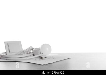 Set di utensili e accessori per elettricisti su tavolo grigio su sfondo bianco Foto Stock
