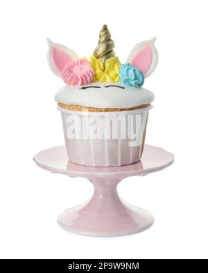 Dessert stand con dolce delizioso cupcake unicorno isolato su bianco Foto Stock