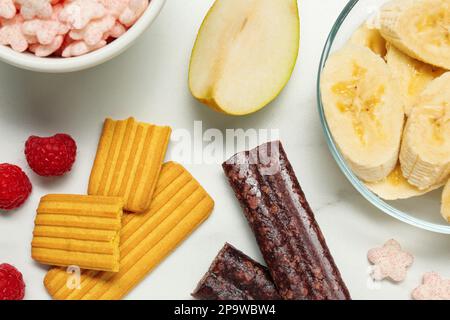 Set di diversi finger food per il bambino su tavolo in marmo bianco, piatto Foto Stock