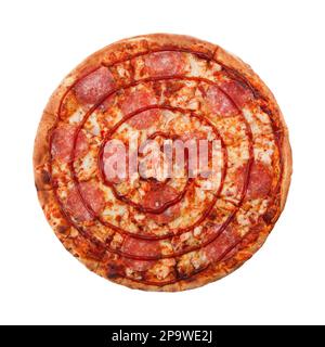 Deliziosa pizza classica italiana Pepperoni con salsicce, pollo e mozzarella di formaggio isolata su fondo bianco. Vista dall'alto. Foto Stock