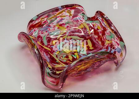vista laterale di un piatto di caramelle in vetro soffiato rosa Foto Stock