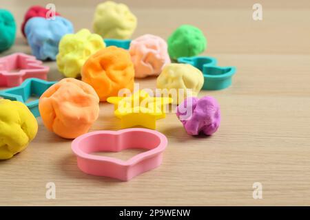 Pasta di colore diverso gioco con stampi su tavolo di legno Foto Stock