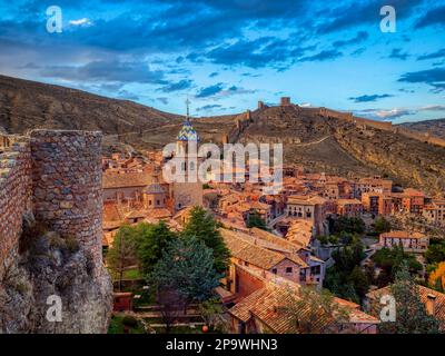 Vista su Albarracin con le sue mura e la sua cattedrale. Foto Stock