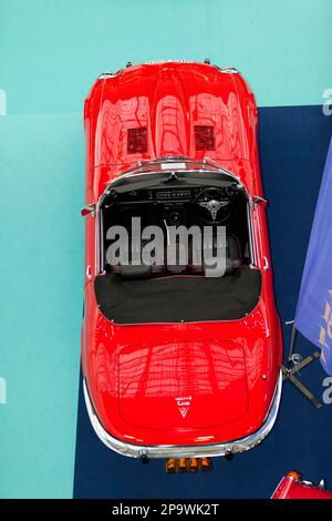 Vista aerea di una capote Red, 1974, Jaguar e-Type V12, in esposizione al London Classic Car Show 2023 Foto Stock