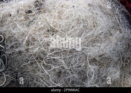 Essiccazione di reti da pesca industriali in pile Foto Stock