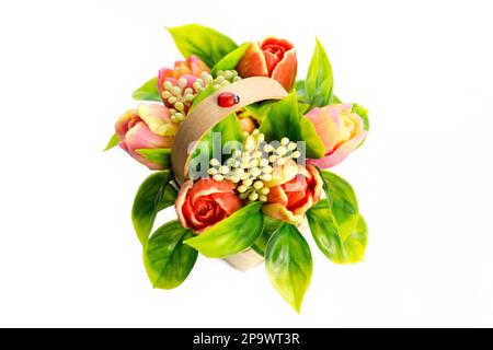 Un bouquet di tulipani saponati fatti a mano piccolo cestino di vimini. Foto Stock