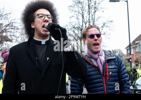 Londra, Regno Unito. 10th marzo, 2023. Calvin Robinson, presentatore di notizie del GB e diacono libero della Chiesa d'Inghilterra (FCE), visto qui con l'attore Laurence Fox (r), Si rivolge a una protesta dei sostenitori dell'organizzazione no-profit di destra Turning Point UK contro un evento Drag Queen Story Time che credevano fosse stato programmato per avere luogo presso il pub Great Exhibition di East Dulwich. Turning Point UK, così come i gruppi di estrema destra come Patriotic alternative, hanno cercato di impedire che gli eventi precedenti di Drag Queen Story Time abbiano luogo. C'è stata anche una contro-protesta molto più grande da parte degli anti-fascisti, LGBTIQA+ peo Foto Stock