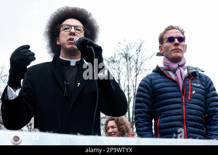 Londra, Regno Unito. 10th marzo, 2023. Calvin Robinson, presentatore di notizie del GB e diacono libero della Chiesa d'Inghilterra (FCE), visto qui con l'attore Laurence Fox (r), Si rivolge a una protesta dei sostenitori dell'organizzazione no-profit di destra Turning Point UK contro un evento Drag Queen Story Time che credevano fosse stato programmato per avere luogo presso il pub Great Exhibition di East Dulwich. Turning Point UK, così come i gruppi di estrema destra come Patriotic alternative, hanno cercato di impedire che gli eventi precedenti di Drag Queen Story Time abbiano luogo. C'è stata anche una contro-protesta molto più grande da parte degli anti-fascisti, LGBTIQA+ peo Foto Stock