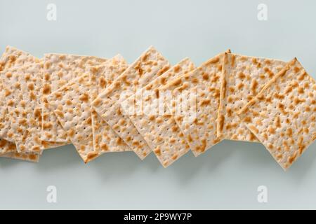 Bandiera di matzo kosher ebraico per la Pasqua su sfondo blu. Pesach vacanza ebraica. Vista dall'alto. Foto Stock