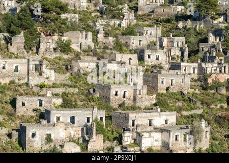 Case in rovina di Kayakoy (Levissi) abbandonato villaggio vicino Fethiye nella provincia di Mugla in Turchia. Levisi fu disertata dai suoi abitanti in gran parte greci Foto Stock