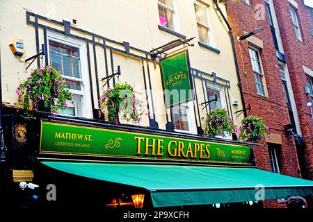 Il pub Grapes, Mathew Street, Liverpool, Inghilterra, il Beatle bevve qui Foto Stock