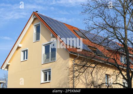 edificio di appartamenti con pannelli solari sul tetto Foto Stock