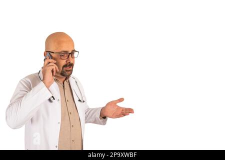 Medico di sesso maschile che parla al telefono. Isolato su bianco, copia spazio. Una mano ha sollevato il medico, nervosamente sostenendo, spiegando la condizione del paziente. Foto Stock