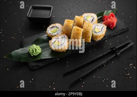 panini caldi con salmone e formaggio cremoso fritti in pastella. Foto Stock