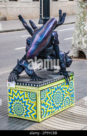 Scultura aliena nella zona della Rambla di Barcellona. Foto Stock