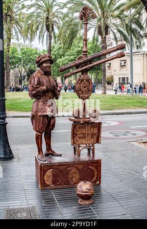 Statuetta di Galileo senza movimento vivente, umana, con il suo telescopio situato nella zona della Rambla di Barcellona, Spagna. Foto Stock