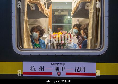 (230311) -- HANGZHOU, 11 marzo 2023 (Xinhua) -- passeggeri a bordo del treno n. Y71 presso la stazione ferroviaria di Hangzhou, provincia di Zhejiang nella Cina orientale, 10 marzo 2023. La notte del 10 marzo, treno n.. Y71, un treno noleggiato per il turismo ferroviario trans-provinciale, partì dalla stazione ferroviaria di Hangzhou, trasportando oltre 420 passeggeri all'altopiano di Yunnan-Guizhou. Come la primavera arriva, China Railway Shanghai Bureau Group Co., Ltd. Ha attivamente formulato piani di turismo ferroviario di alta qualità e ha iniziato il funzionamento di treni noleggiati per destinazioni popolari, al fine di soddisfare il Cord Foto Stock