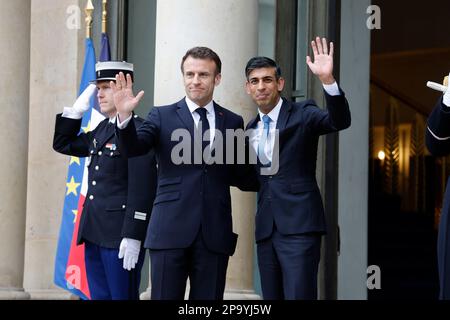 Parigi, Francia. 10th Mar, 2023. Il presidente francese Emmanuel Macron (C) dà il benvenuto al primo ministro britannico Rishi Sunak al suo arrivo all'Elysee Palace di Parigi, in Francia, il 10 marzo 2023. Il presidente francese Emmanuel Macron e il primo ministro britannico Rishi Sunak hanno tentato venerdì a Parigi di porre fine alle relazioni bilaterali tese dalle dispute degli ultimi anni su un accordo di pesca, la migrazione illegale attraverso il canale e il contratto con i sottomarini australiani si è stabilizzato. Credit: RIT Heize/Xinhua/Alamy Live News Foto Stock