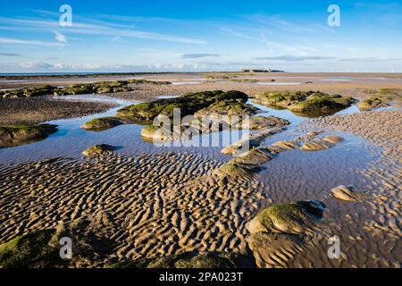 Piscine di marea in sabbia tra l'isola di Little Eva e l'isola di Little Hilbre a Dee Estuary con bassa marea. West Kirby Wirral Peninsula Merseyside Inghilterra Regno Unito Foto Stock