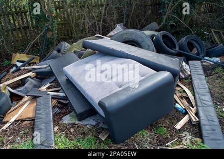 Denham, Buckinghamshire, Regno Unito. 11th marzo, 2023. Fly-tipping accanto a un Lay-by a Denham. Credit: Maureen McLean/Alamy Live News Foto Stock