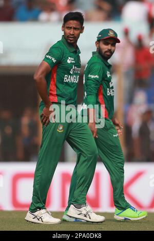 Mustafizur Rahman e Towhid Hridoy durante il Bangladesh-Inghilterra 1st T20I partita di tre serie al Zahur Ahmed Chowdhury Cricket Stadium, Sagorika, Foto Stock