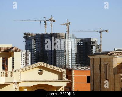 Giza, Egitto, marzo 10 2023: città di zed da Orascom impresa di costruzione, edifici, alto edificio di nuovi appartamenti residenziali nella città di Sheikh Zayed con torre c Foto Stock