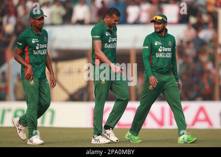 Mustafizur Rahman, taskin Ahmed e Shakib al Hasan durante il Bangladesh-Inghilterra 1st T20I partita di tre serie al Zahur Ahmed Chowdhury Cricket St Foto Stock