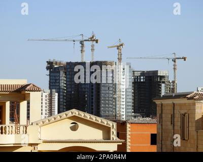 Giza, Egitto, marzo 10 2023: città di zed da Orascom impresa di costruzione, edifici, alto edificio di nuovi appartamenti residenziali nella città di Sheikh Zayed con torre c Foto Stock