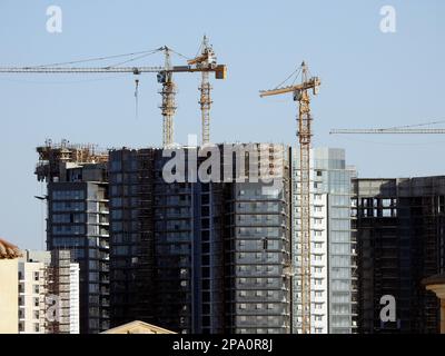 Giza, Egitto, marzo 10 2023: città di zed da Orascom impresa di costruzione, edifici, alto edificio di nuovi appartamenti residenziali nella città di Sheikh Zayed con torre c Foto Stock