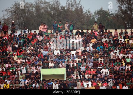 Spettatori durante il 1st T20I° incontro di tre serie di partite in Bangladesh-Inghilterra allo stadio di cricket Zahur Ahmed Chowdhury, Sagorika, Chattogram, Bangladesh. Foto Stock