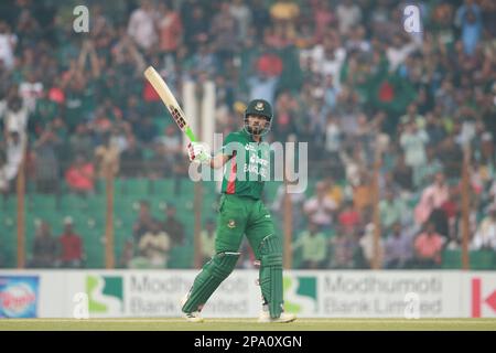 Nazmul Hasan Shanto celebra le sue cinquanta manches durante la partita 1st T20I Bangladesh-Inghilterra di tre serie di partite allo Zahur Ahmed Chowdhury Cricket Stadium, Foto Stock