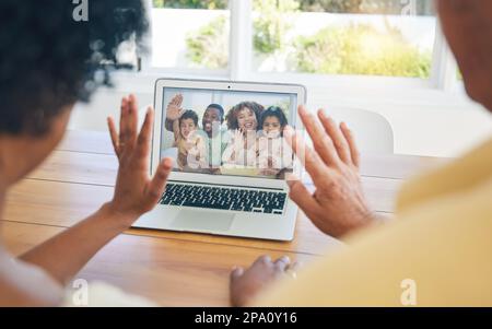 Coppia, videochiamata e schermo del laptop per i nipoti con wave, ciao e genitori al mattino per la comunicazione. Famiglia felice, nonni o. Foto Stock