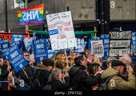 Londra, Regno Unito. 11th Mar, 2023. Salva la nostra marcia di protesta NHS e rally inizia UCLH e si dirige a Westminster. Credit: Guy Bell/Alamy Live News Foto Stock