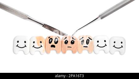 Denti decorativi sani e danneggiati con attrezzi dentisti su sfondo bianco, vista dall'alto Foto Stock