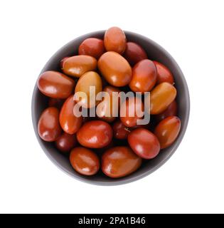 Datteri rossi maturi in ciotola su sfondo bianco, vista dall'alto Foto Stock