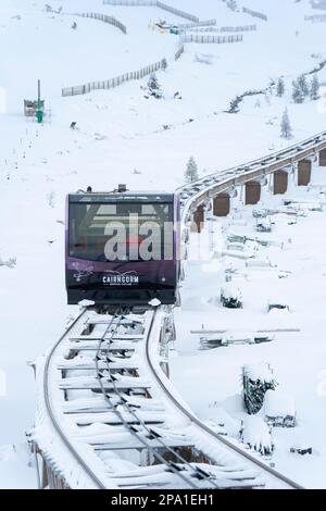 La funicolare della Cairngorm Mountain Railway trasporta gli sciatori fino alle piste sciistiche della zona sciistica di Cairngorm, vicino ad Aviemore, Scozia, Regno Unito Foto Stock