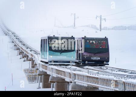 La funicolare della Cairngorm Mountain Railway trasporta gli sciatori fino alle piste sciistiche della zona sciistica di Cairngorm, vicino ad Aviemore, Scozia, Regno Unito Foto Stock