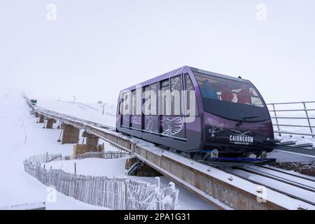 La funicolare della Cairngorm Mountain Railway trasporta gli sciatori fino alle piste sciistiche della zona sciistica di Cairngorm, vicino ad Aviemore, Scozia, Regno Unito Foto Stock