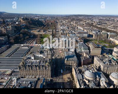 Vista aerea di Princes Street e del centro di Edimburgo dal drone, Scozia, Regno Unito Foto Stock