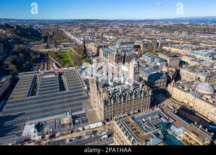 Vista aerea del centro di Edimburgo dal drone, Scozia, Regno Unito Foto Stock