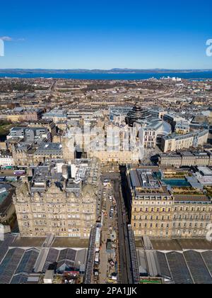 Vista aerea del centro di Edimburgo dal drone, Scozia, Regno Unito Foto Stock