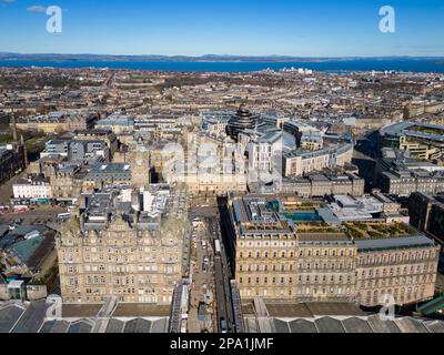 Vista aerea del centro di Edimburgo dal drone, Scozia, Regno Unito Foto Stock