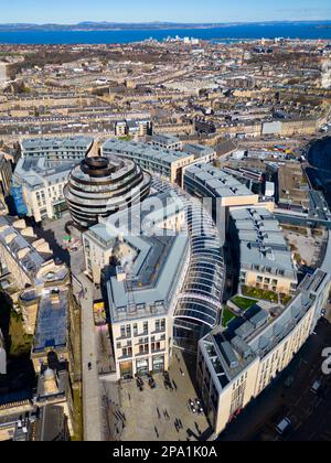 Vista aerea del centro di Edimburgo e del quartiere di St James dal drone, Scozia, Regno Unito Foto Stock